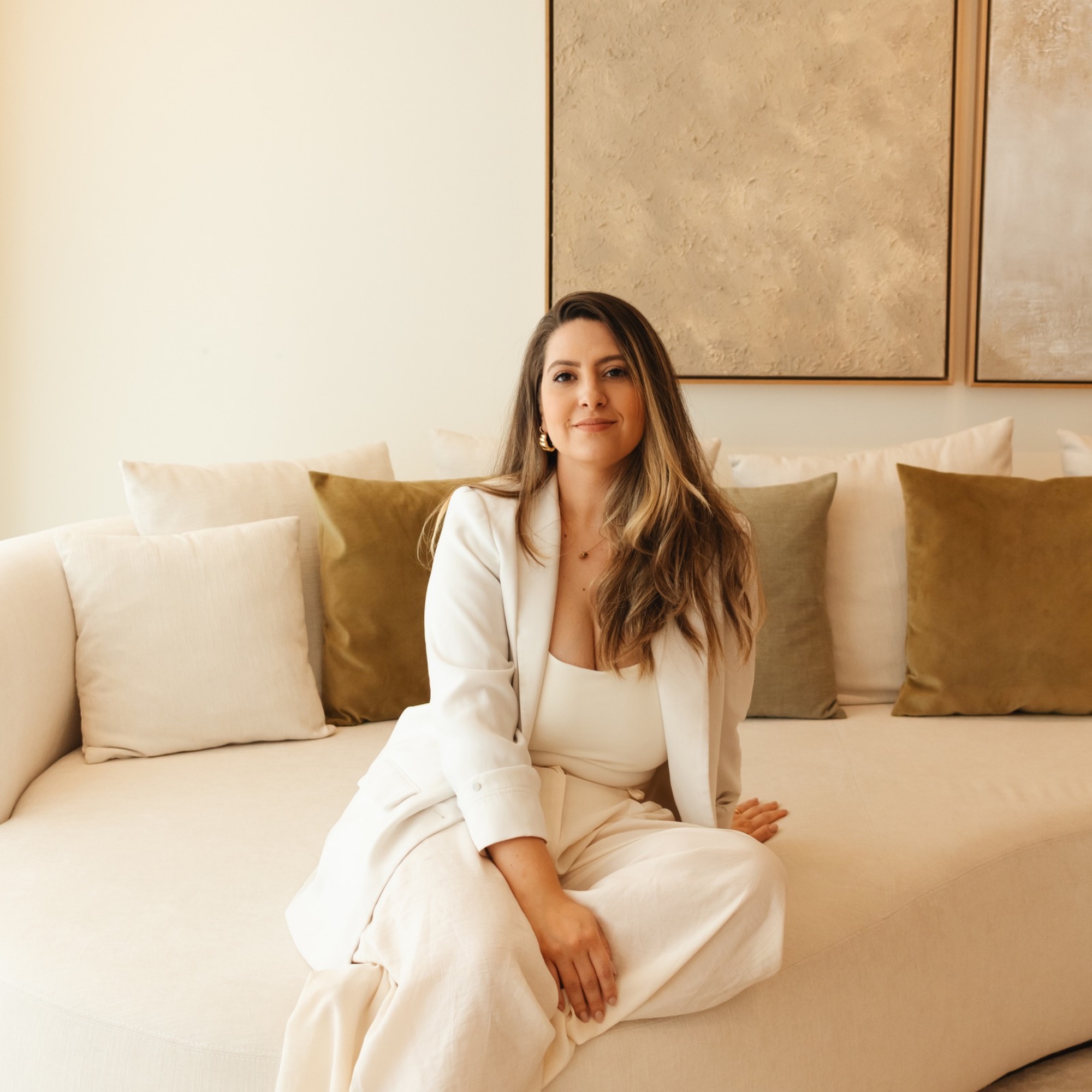 Izabella Goulart num ambiente desenhado pelo estúdio