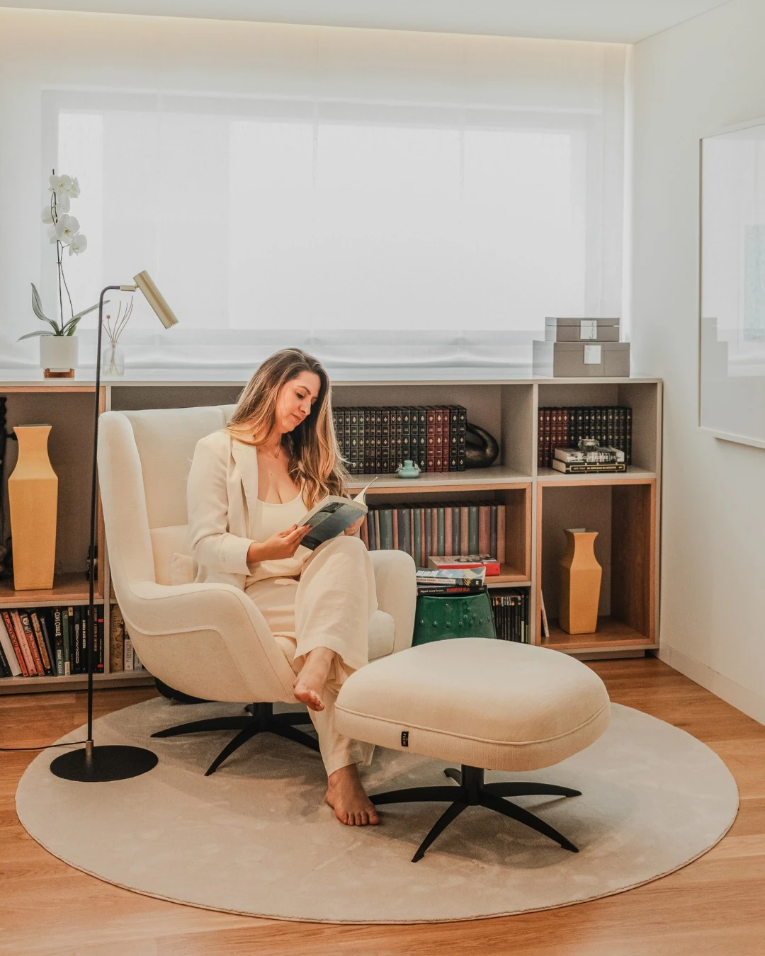 Izabella Goulart num ambiente desenhado pelo estúdio